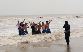 Du khách đùa giỡn với sóng cao 2m tại biển Sầm Sơn