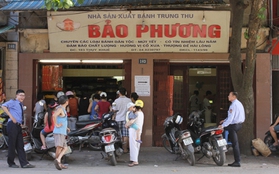 Nhiều người Hà Nội "sợ" cảnh xếp hàng, chen chúc mua bánh Trung thu?