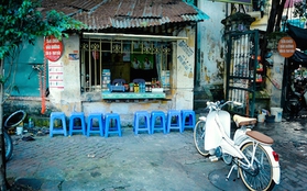 Chùm ảnh: Khi những chiếc ghế nhựa kể câu chuyện về cuộc sống người Việt Nam 
