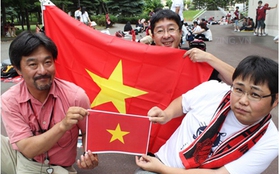 CĐV Nhật Bản dùng cờ Việt Nam cổ vũ Công Vinh