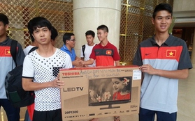 Đồng đội U19 chung tiền mua TV tặng bố mẹ Công Phượng