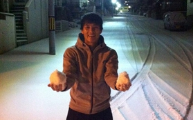 Công Vinh thích thú nghịch tuyết ở Nhật Bản