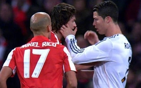 Ronaldo nhận thẻ đỏ vì... vuốt má đối thủ