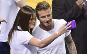 Beckham tươi tắn "pose" ảnh cùng fan nữ xinh đẹp