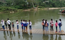 Bám dây vượt suối Thia, 200 học sinh đối diện với hà bá để tới trường
