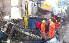 Hà Nội: Cột điện đổ tại ngã ba, người đi xe máy ngã nhào
