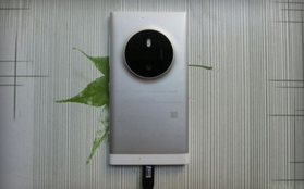 Rò rỉ hình ảnh smartphone với camera "khủng" từ Microsoft