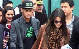 Neymar và bạn gái tuổi teen dính nhau như "hình với bóng"