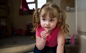 Cô bé 4 tuổi nghiện ăn đồ vật các loại từ thảm cho tới xi măng