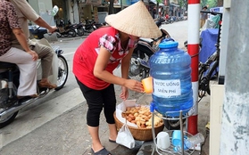Trà đá, nước lọc miễn phí cho người nghèo giữa những ngày Hà Nội 40 độ C