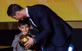Con trai Ronaldo là fan của... Messi
