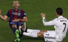 Mascherano "đóng kịch" thô thiển sau pha va chạm với Ronaldo