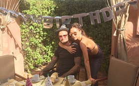Victoria ôm Beckham đầy tình cảm trong ngày sinh nhật tuổi 40 của chồng