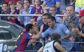 Messi và Suarez thộn mặt sau khi bị Pedro từ chối ăn mừng bàn thắng
