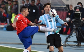 Messi “ăn đủ” vì đối thủ bỏ bóng đánh người