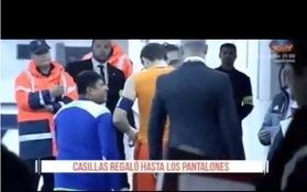 Casillas hồn nhiên cởi quần tặng cổ động viên