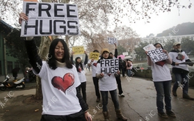Sinh viên Trung Quốc đua nhau "free hug" trong "ngày tận thế" 