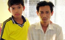 Bé trai 12 tuổi bỏ học nuôi cha mẹ bệnh