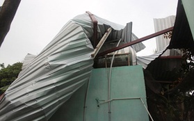 Lốc xoáy giật tung mái nhà dân ở TP.HCM