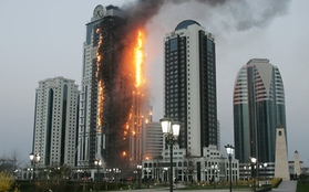 Cao ốc 40 tầng bốc cháy ngùn ngụt