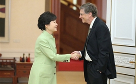 Bill Gates bị báo Hàn chỉ trích vì bắt tay "thô lỗ" với Tổng thống