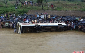 Xe buýt lao xuống sông, ít nhất 39 người thiệt mạng