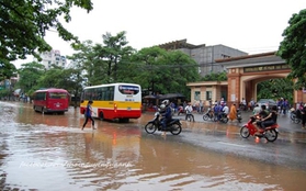 Thái Nguyên: Mưa lớn gây ngập nặng, thí sinh lội nước đi làm thủ tục dự thi ĐH