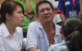 Cha của nữ sinh bị nước cuốn trôi khóc ngất khi thấy thi thể con