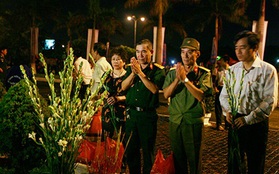 Tri ân các anh hùng liệt sĩ trong đêm mưa Hà Nội