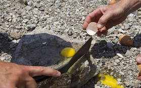 Nắng nóng kỷ lục khiến người Mỹ có thể rán trứng trên đá