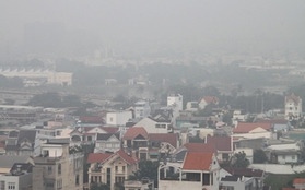 Sương mù giăng phủ đường phố Sài Gòn giữa ban ngày