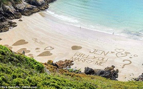 Màn cầu hôn lãng mạn bằng chữ khổng lồ trên cát 