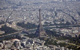 Tháp Eiffel bị dọa đánh bom, hàng nghìn người di tản