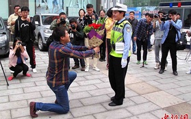 Nữ cảnh sát "chết đứng" vì được cầu hôn giữa phố