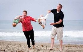 Cặp vợ chồng gây phẫn nộ khi tung hứng con chụp ảnh