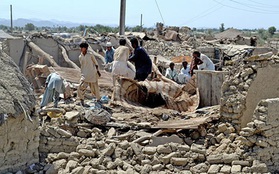 Người dân Pakistan bới rác tìm thức ăn sau động đất