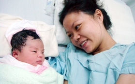 Tả xung hữu đột trong bão số 11 giúp bé Nari chào đời