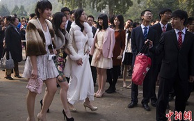 Các bạn trẻ Trung Quốc xúng xính váy áo dự lễ trưởng thành