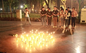 Hà Nội: Sinh viên thắp nến tiếc thương sự ra đi của Đại tướng Võ Nguyên Giáp