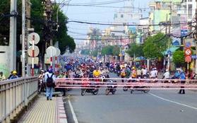 Ngày đầu cấm 2 cầu Sài Gòn, dân không biết vẫn chờ xe buýt
