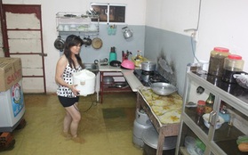 Triều cường dâng ngập nhà bếp ở Sài Gòn