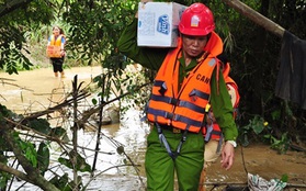 Phó giám đốc công an tỉnh vác mì tôm cứu trợ dân vùng lũ