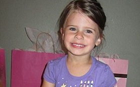 Không chịu cởi áo khoác, bé gái 3 tuổi bị ném chết