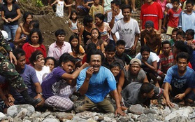 Đau lòng cảnh người dân Philippines chờ đợi cứu trợ sau bão Haiyan