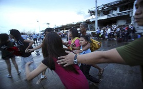 Nạn nhân siêu bão Haiyan đua nhau rời khỏi "địa ngục trần gian"