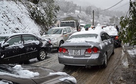 Tắc đường hàng cây số vì xem tuyết rơi ở Sa Pa