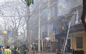 Cháy dữ dội nghi ngút tại Khu tập thể Thanh Xuân Bắc