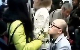 Chàng trai quỳ gối nài nỉ cầu xin tình yêu trên tàu điện ngầm
