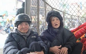 Bị gia đình "cấm duyên", đôi bạn tuổi 80 co ro ở gầm cầu đón Tết