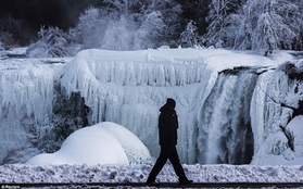 Thác Niagara lại hóa băng trong cái lạnh -13 độ C